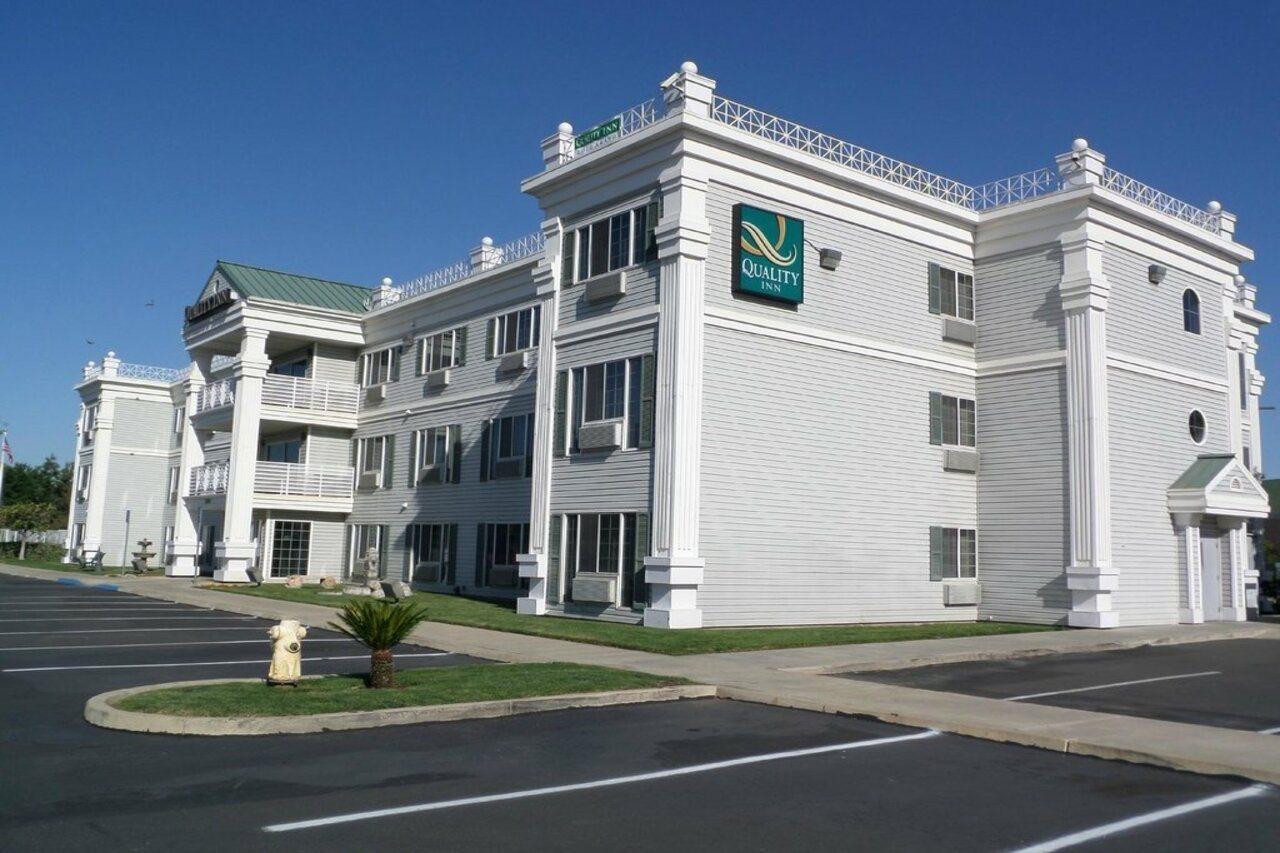 Quality Inn & Suites Tulare Exterior photo