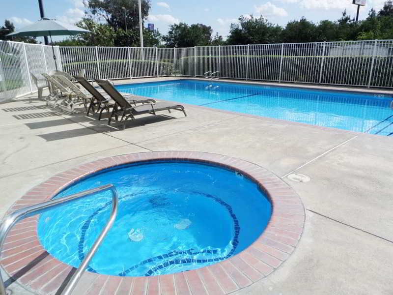 Quality Inn & Suites Tulare Exterior photo